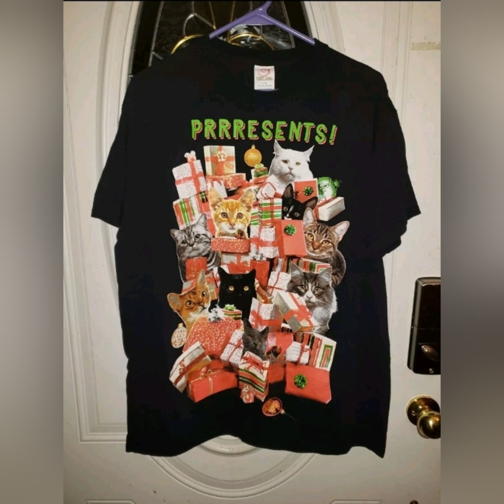 DEC. 25th Cats With Prrresents Christmas T-Shirt (L)